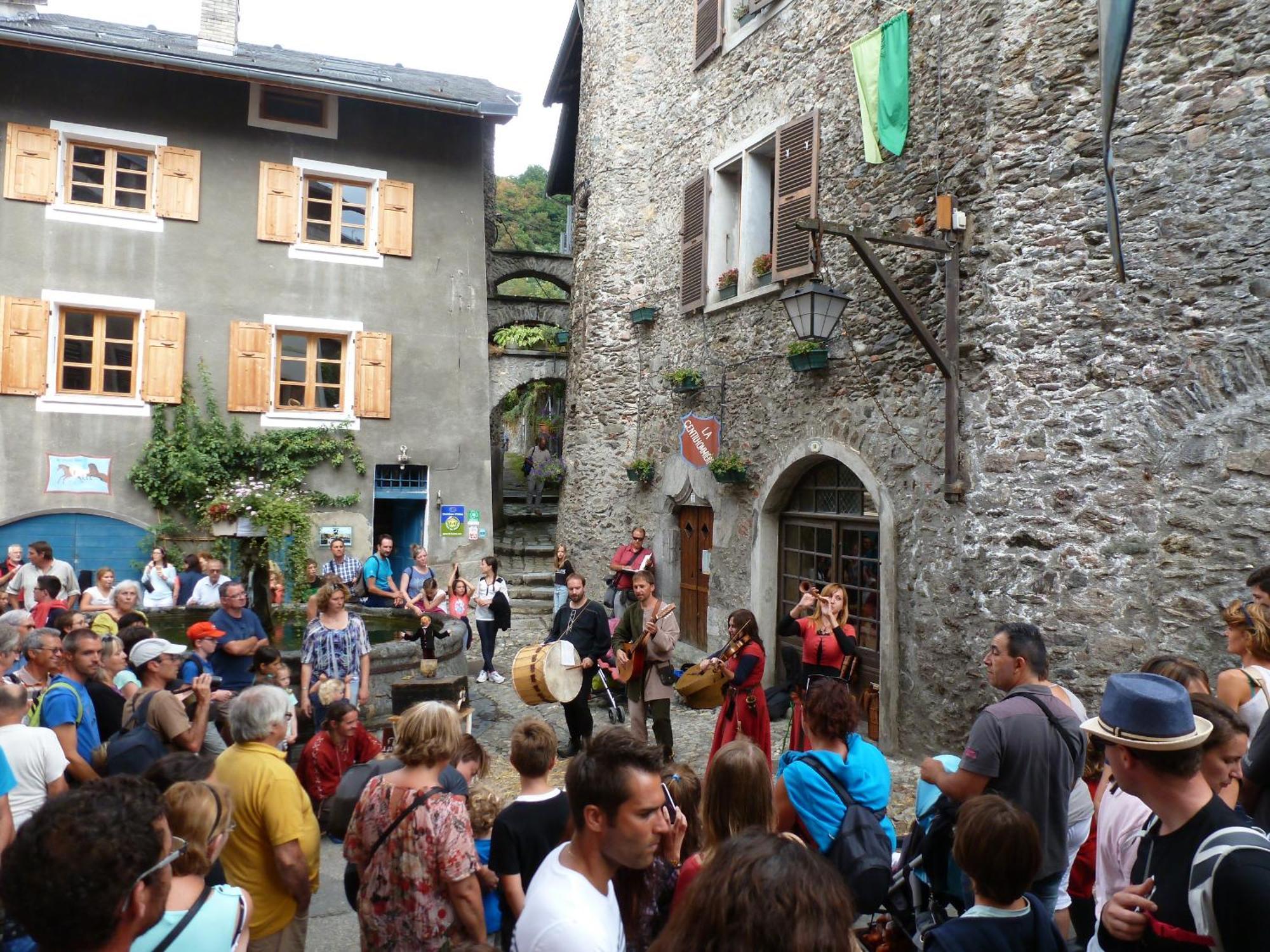 Au Cheval Blanc - Appartements Et Chambres D'Hotes Albertville Kültér fotó